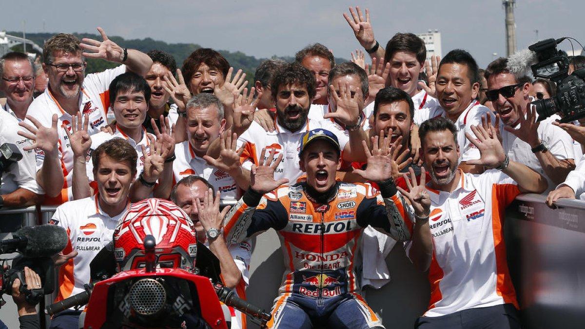 Marc Màrquez y su equipo celebran su victoria en el Gran Premio de Alemania, donde el leridano ha ganado los últimos nueve años en tres categorías.