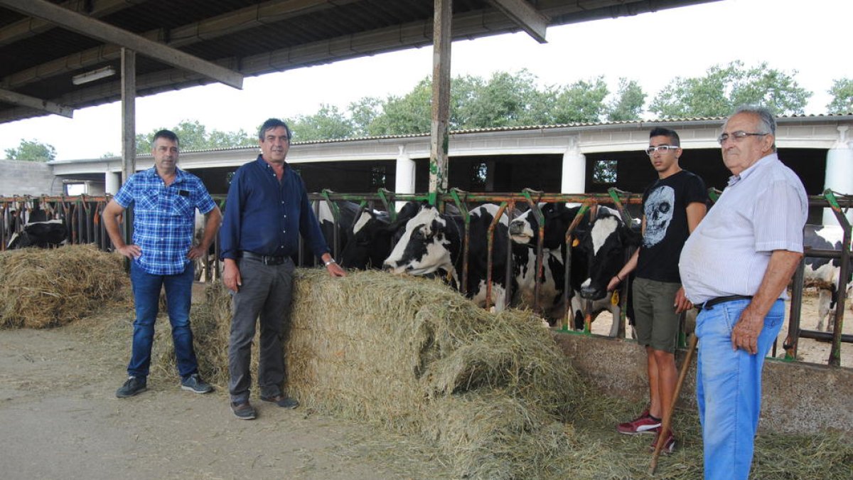 Tres generaciones de la granja de los Galitó en Castellnou de Seana con Riembau (segundo izquierda).
