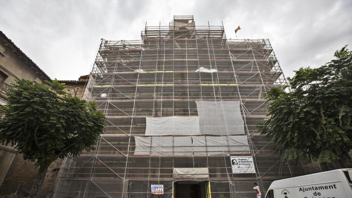 Imagen de la fachada de la iglesia Santa Maria de Guissona, en obras desde el pasado mes de junio.