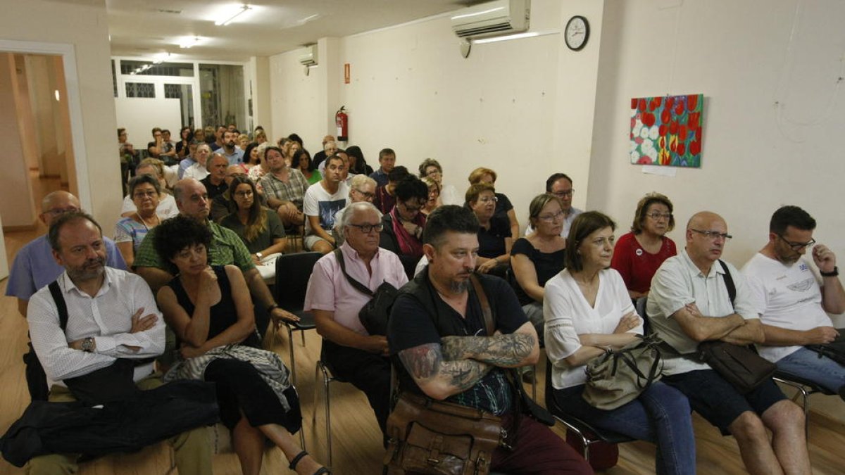 Más de un centenar de vecinos de Universitat asistieron a la reunión en la sede vecinal.