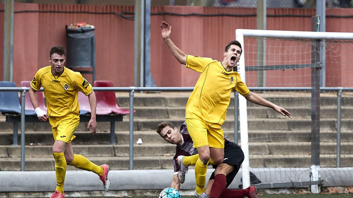 Un jugador del Júpiter i un altre del Tàrrega pugnen per la pilota durant una acció del partit.