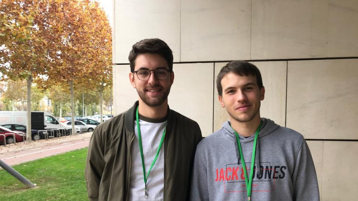 Una de las salas con los grupos creando los distintos softwares.