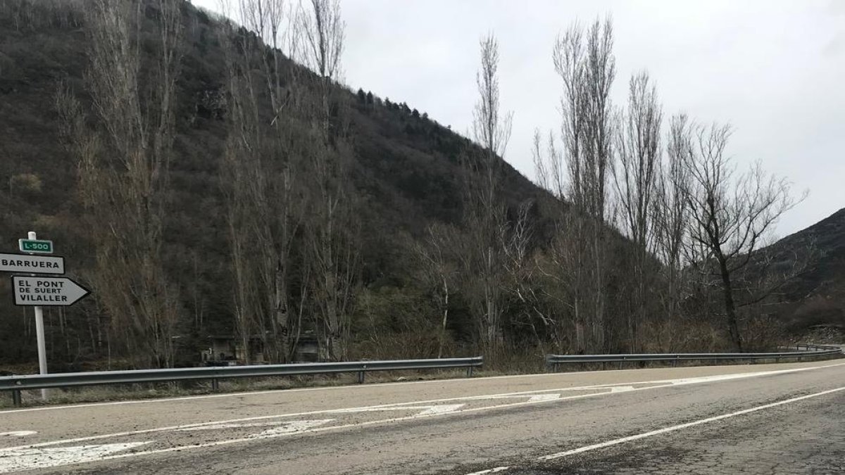 Un dels trams de la via amb clots al ferm.