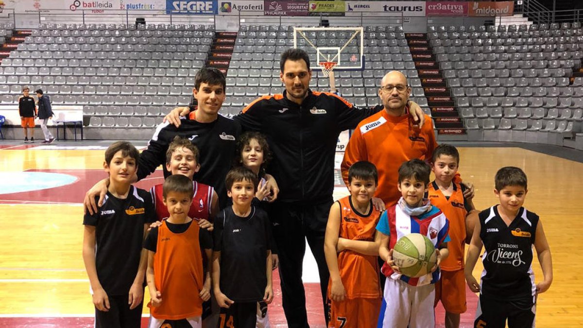 Miki Feliu amb el delegat Marc Larriba i Adrià Rivas, tècnic del Premini B que apadrina.
