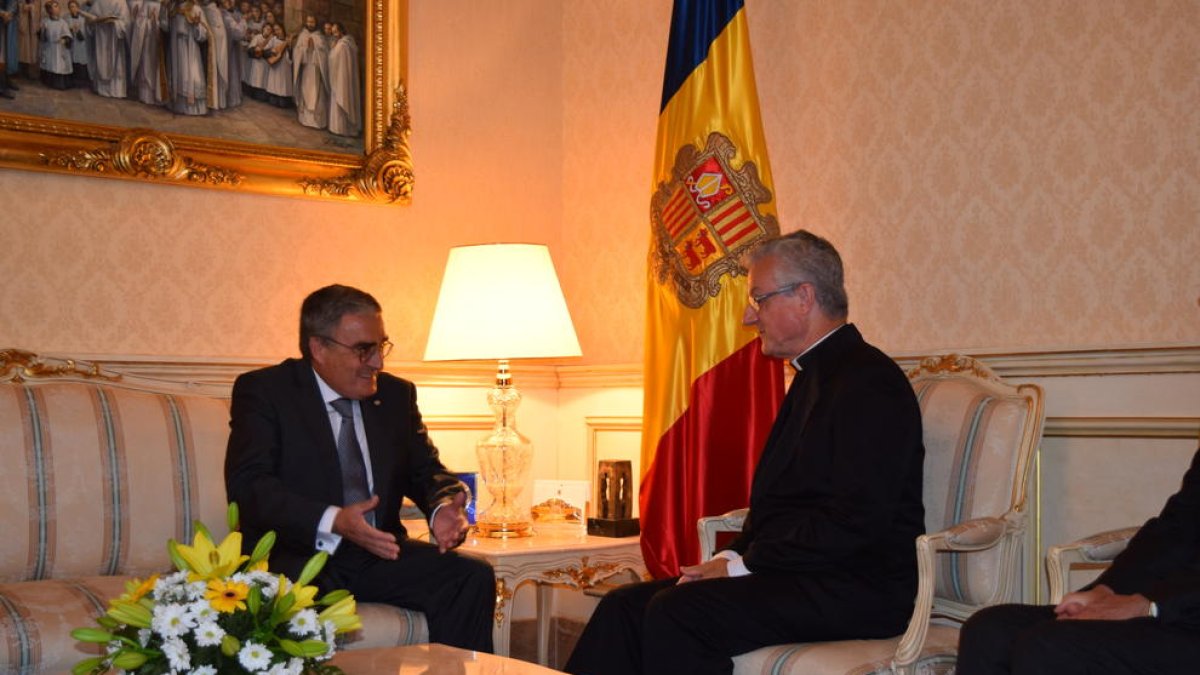 Ros, reunit amb el copríncep episcopal, Joan-Enric Vives.