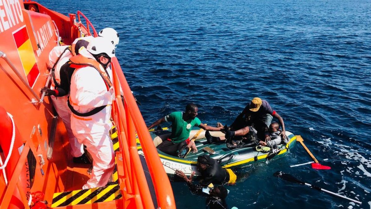 Salvamento Marítimo rescató ayer a 230 personas en aguas del Estrecho y de Alborán.