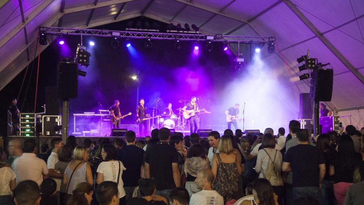 Imatge del concert de Gossos dissabte a la nit al recinte del càmping.
