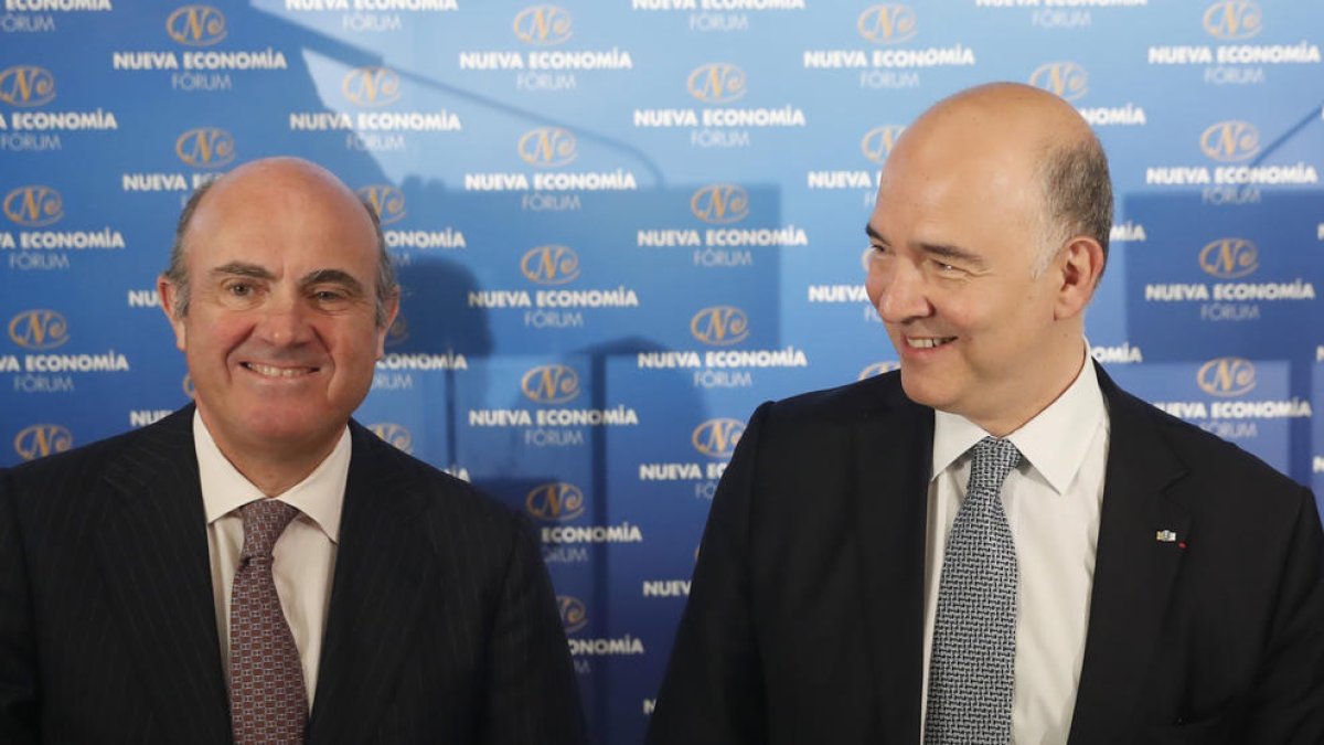 El ministro Luis de Guindos junto al comisario Pierre Moscovici.
