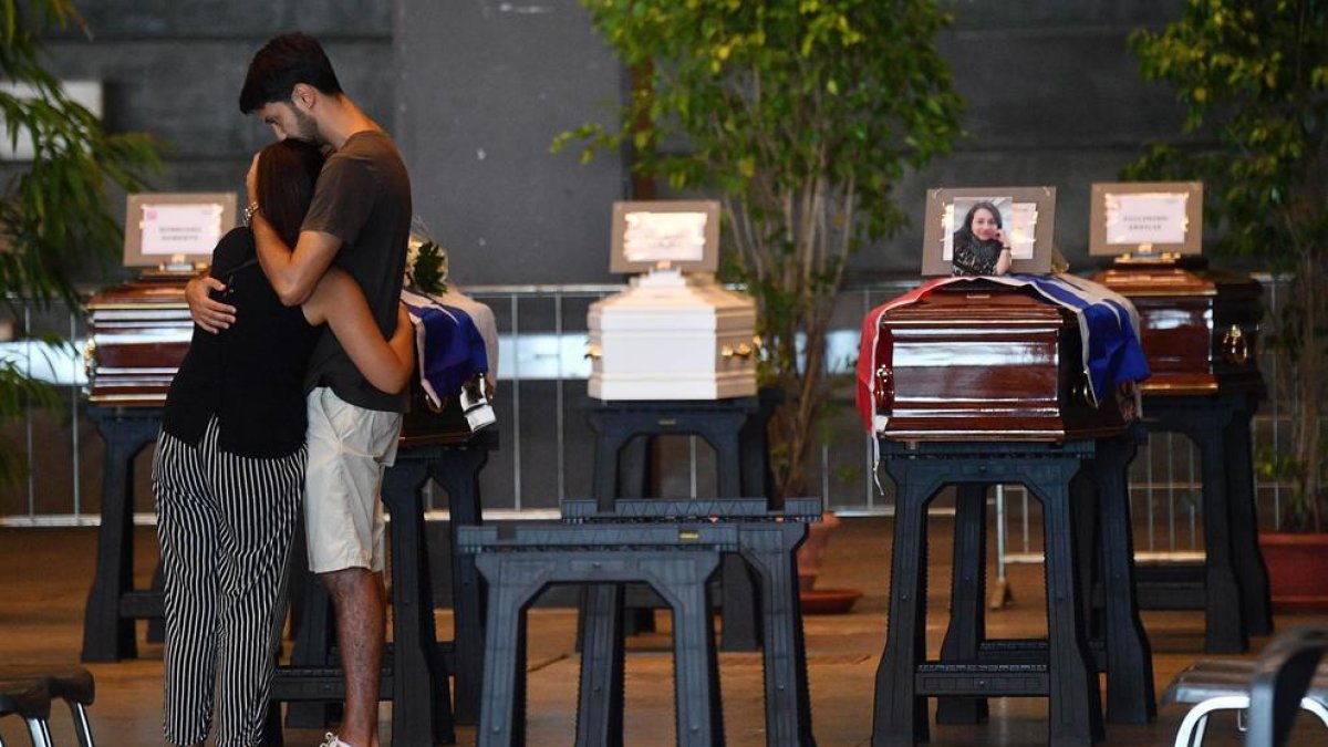 Familiars de les víctimes, compungits davant dels fèretres dels seus morts.