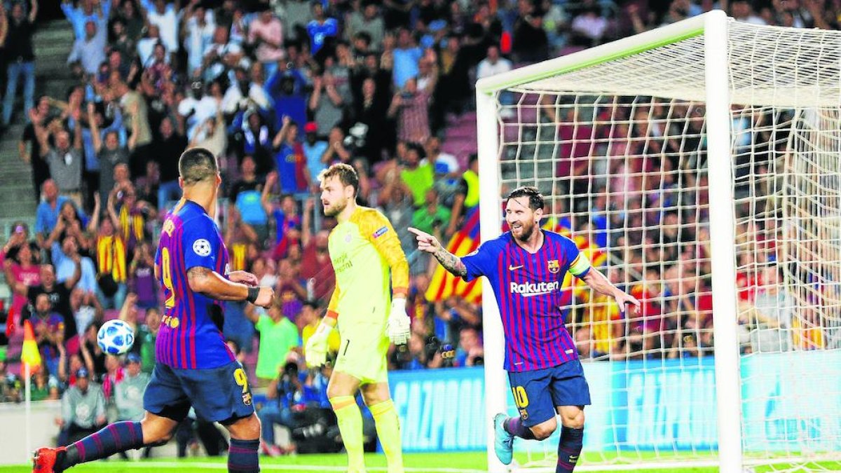 Messi celebra uno de los tres goles que firmó ayer ante el PSV.
