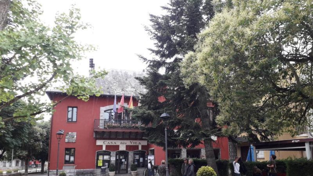 La plaza de l’Ajuntament de Les que se remodelará este año.