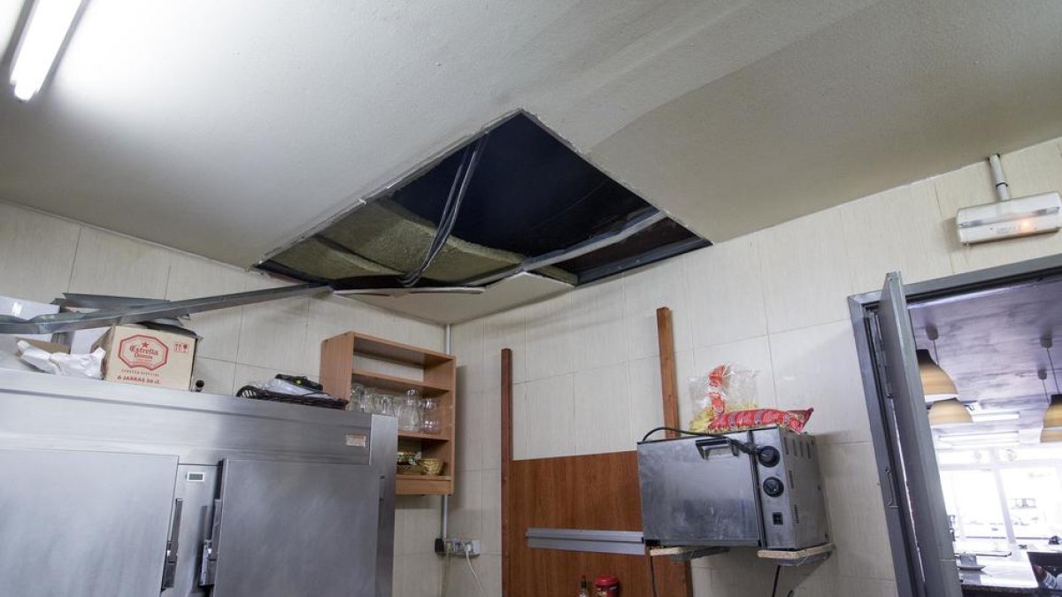 Els Mossos van trobar el lladre amagat al fals sostre (e) i portava 2.250 euros en monedes (d).