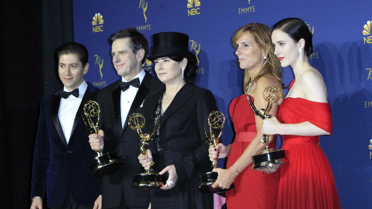 Éxito en la primera temporada  -  The Marvelous Mrs. Maisel consiguió ganar al jurado con una trama que se centra en la historia de una ama de casa de los años cincuenta que descubre su talento por la comedia en vivo. En total, la serie de Amazo ...