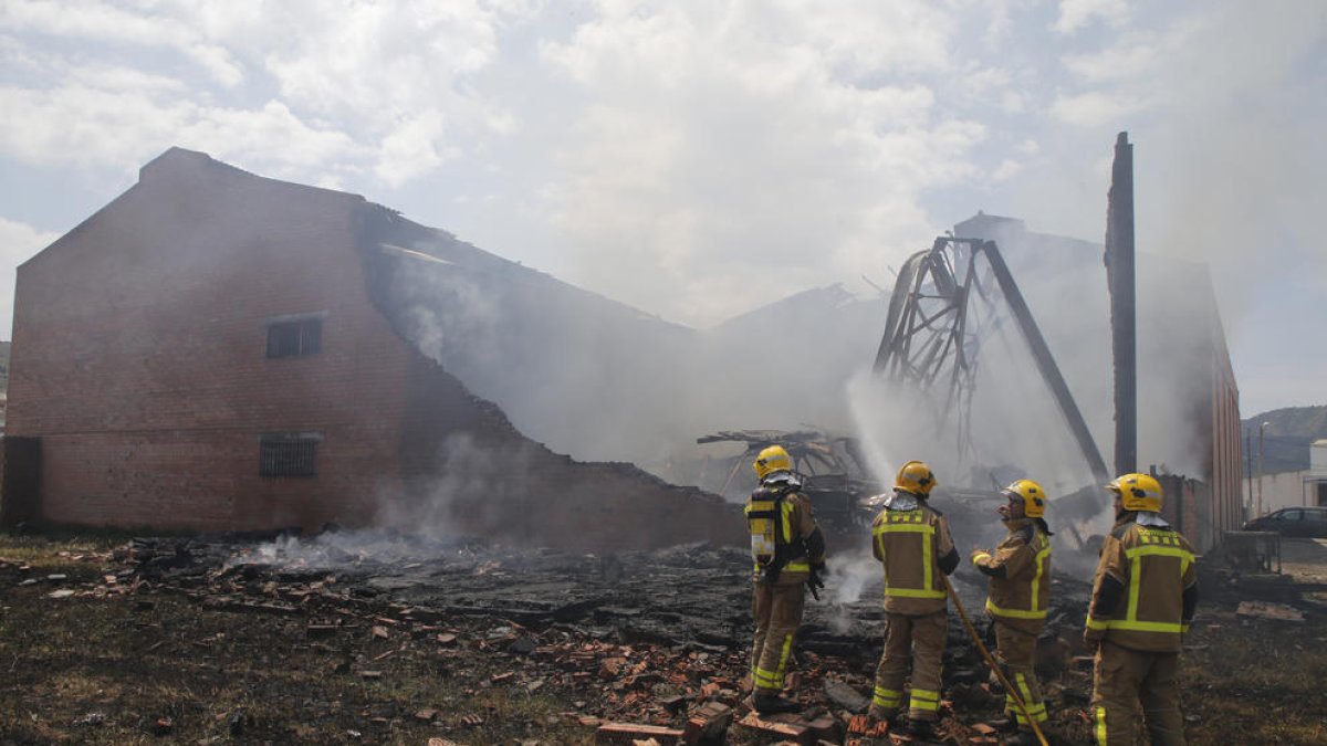 En Puiggròs ardieron 500 toneladas de estiércol.