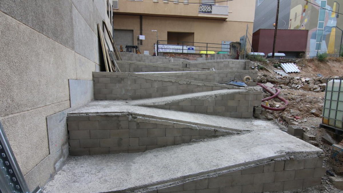 Una rampa en forma de zigzag ha sustituido las escaleras en la calle Botera.