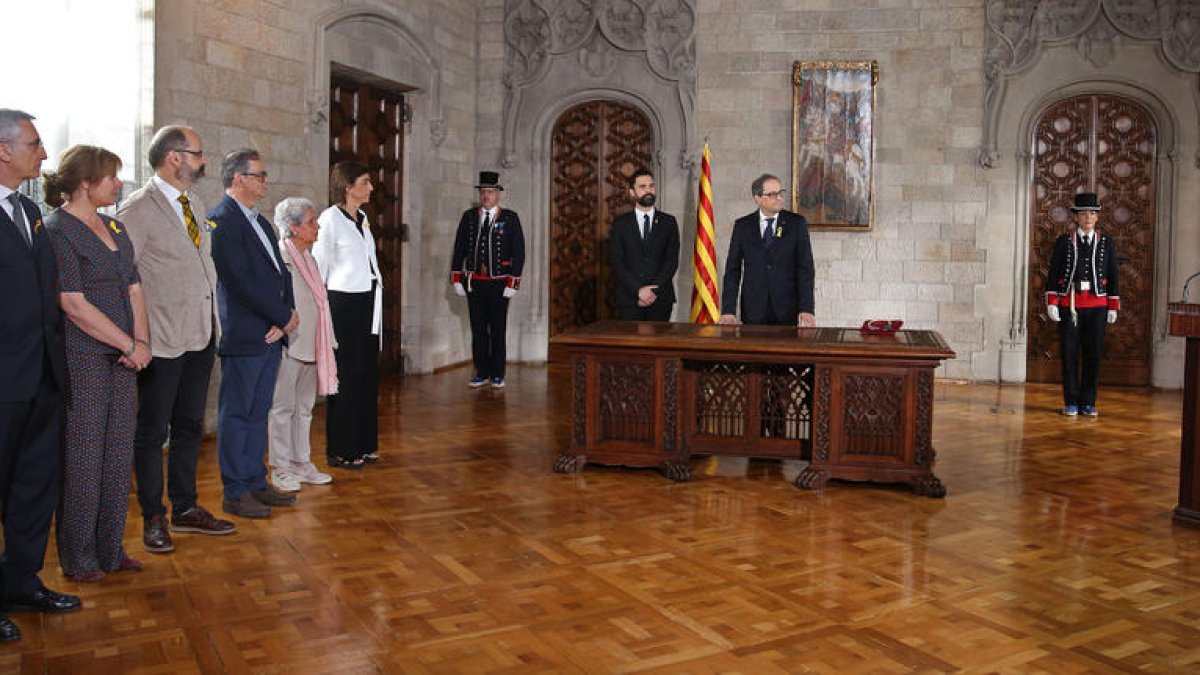 La toma de posesión fue atípica, sin el predecesor, sin imposición de medallón, solo con unos familiares de Torra como invitados y la presencia institucional de Roger Torrent.