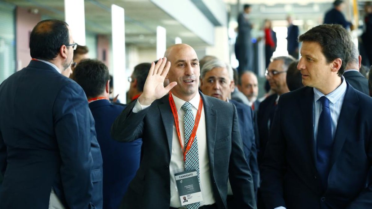Luis Rubiales saluda a su llegada a la asamblea de la Federación Española de Fútbol.
