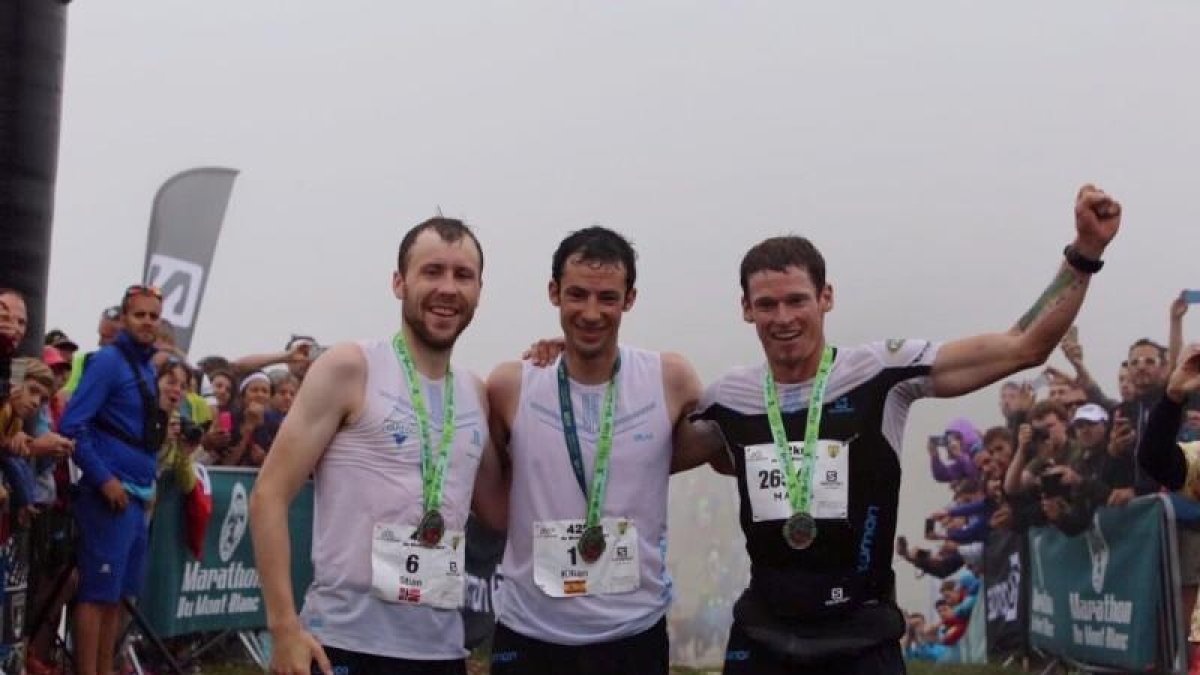 Kilian Jornet, al costat del noruec Angermund Vik i el nord-americà Max King, que el van acompanyar al podi.