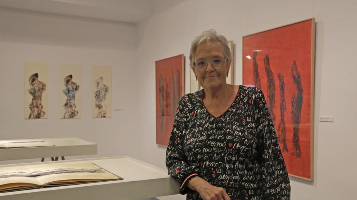 L’artista lleidatana Teresa Vall Palou, ahir amb algunes de les seues obres a la nova exposició.