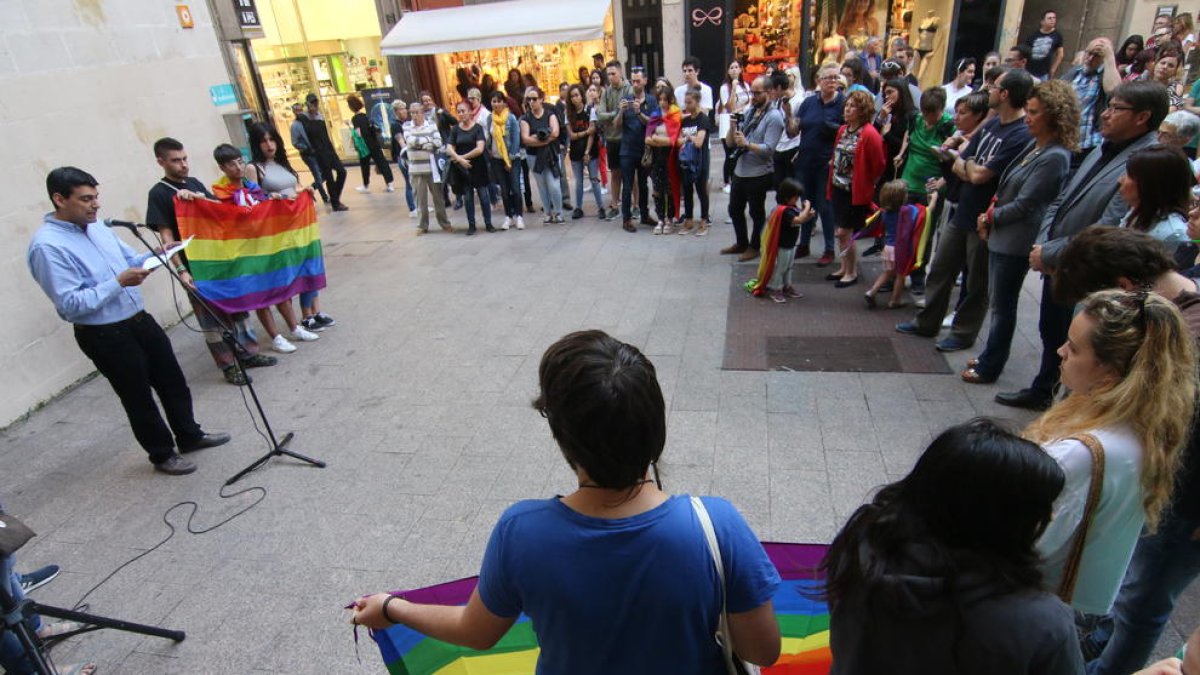 La plaça de la Paeria va acollir l’acte de commemoració del Dia Internacional contra l’LGTBIfòbia.