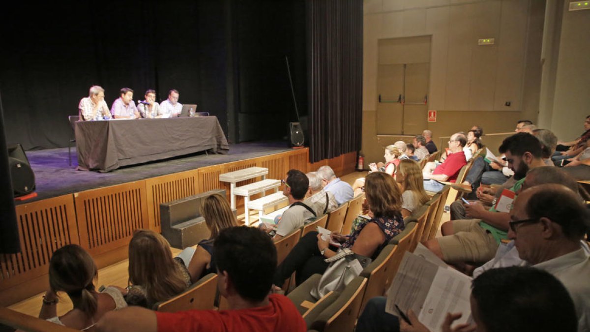 Els aplequistes, durant l’assemblea extraordinària d’ahir.