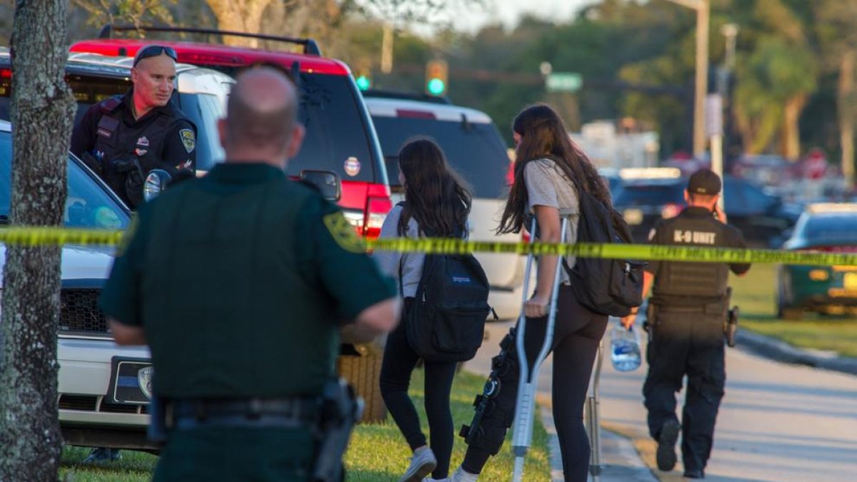 Un jove mata 17 persones en una escola de Florida en una nova matança als EUA