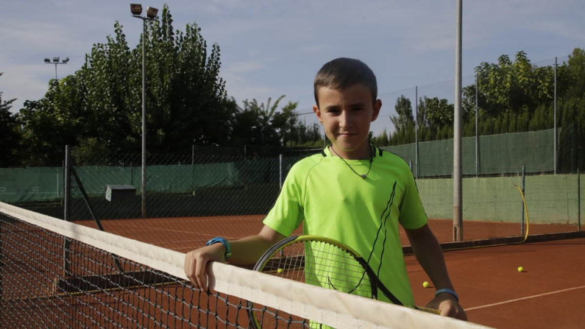 Sergi Viles, ayer en las instalaciones del Club Tennis Urgell antes de partir hoy hacia Mallorca.
