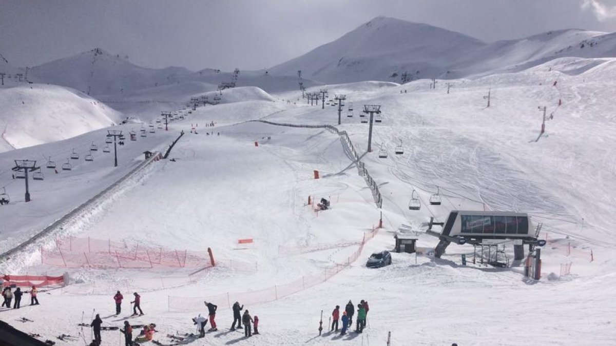 Esquiadors a les pistes de Boí Taüll ahir al matí.