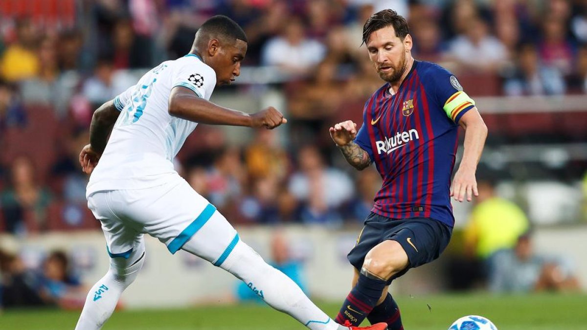 Leo Messi se dispone a driblar al centrocampista del PSV, Pablo Rosario.