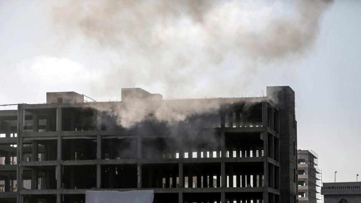 Un edificio después de un ataque aéreo israelí.