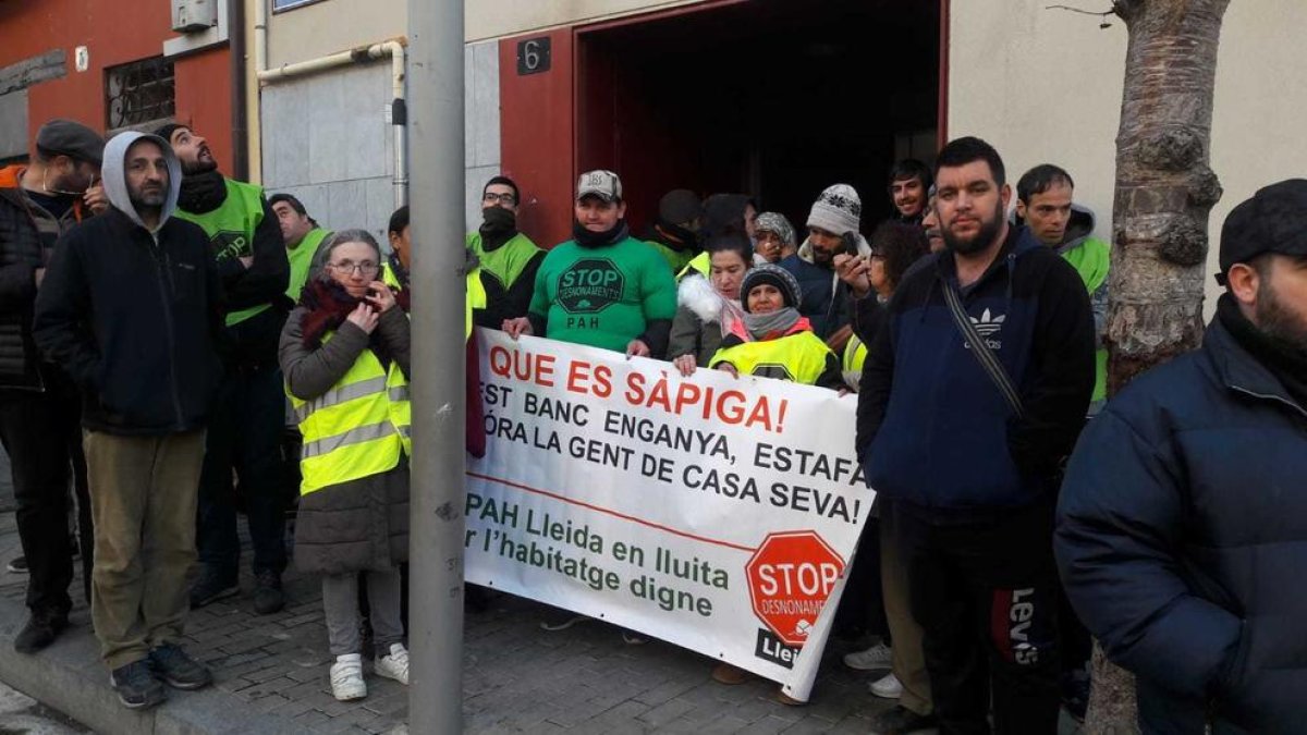 La PAH atura de nou un desnonament al carrer Alsamora