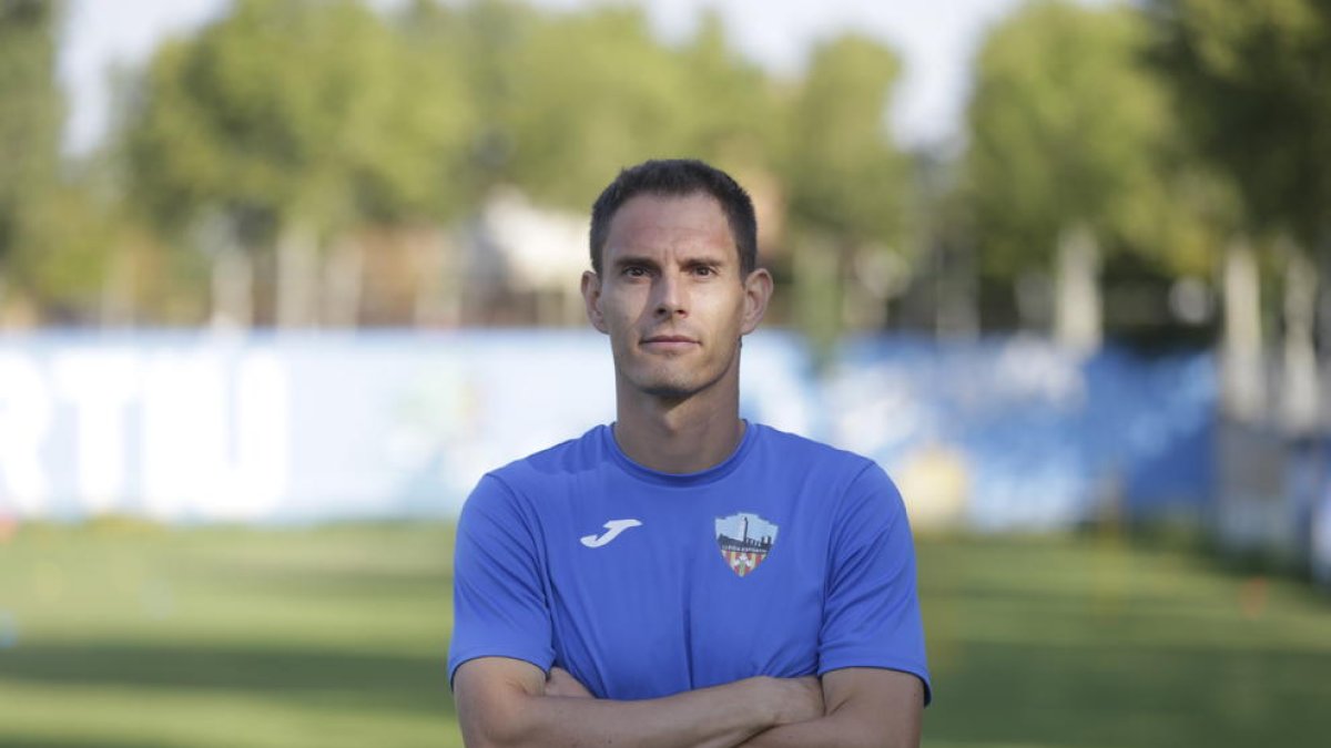 Josimar Quintero conduce el balón en una jugada de ataque ante la presión de un rival del Ejea.