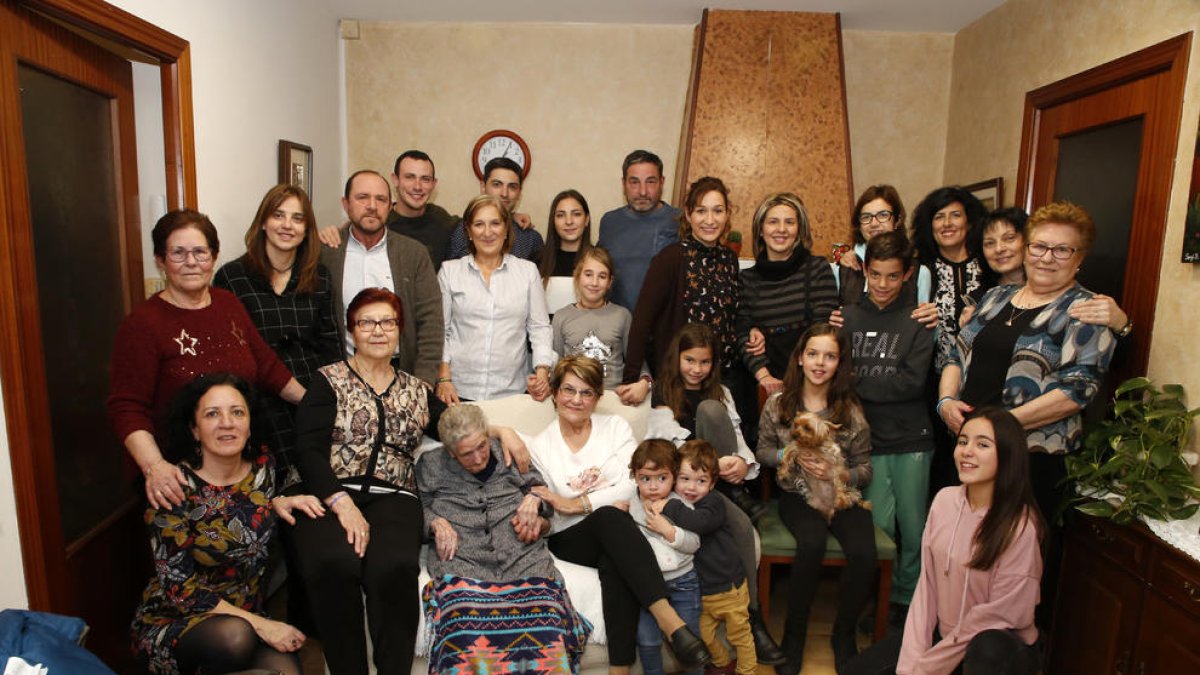 Teresa Badia, que cumple hoy 107 años, acompañada por su familia: hijas, nietos, bisnietos y tataranietos. Y su mascota, la perra Cuca.