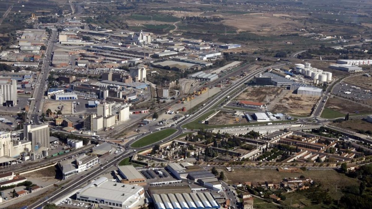 Imagen aérea de un área industrial de Lleida.