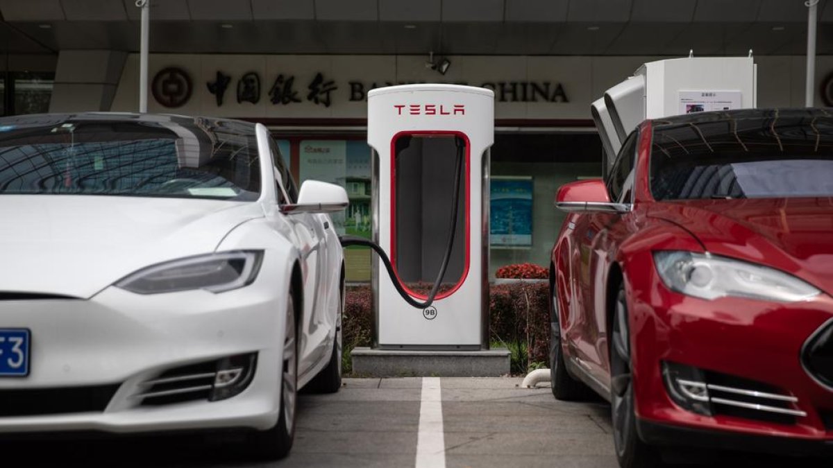 La ley obligará a instalar puntos de recarga eléctricos a gasolineras.