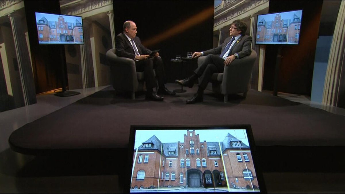 Un moment de l’entrevista, a càrrec del director de TV3, Vicent Sanchis.