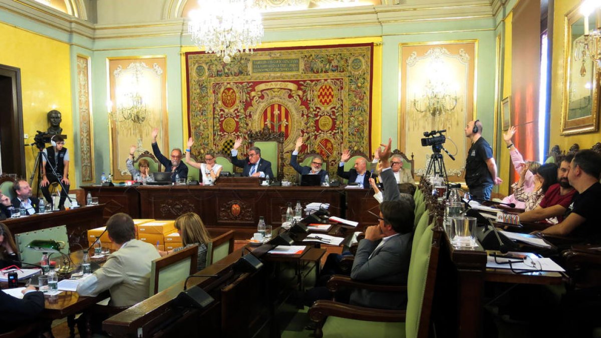 El momento en el que PSC, Cs, PP y Salmeron votaron a favor del nuevo POUM.