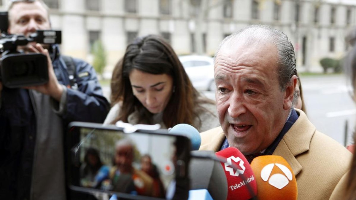 Javier Notivoli, abogado de César Román, ayer, en Zaragoza.