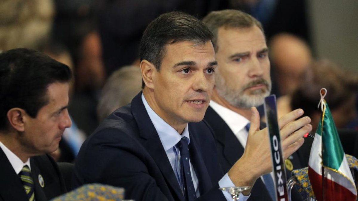 El presidente del Gobierno, Pedro Sánchez, y Felipe VI, ayer, en la Cumbre Iberoamericana, en Antigua.