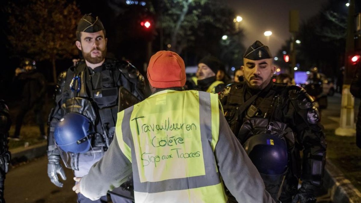 Imatges de manifestants i agents policials en diferents punts de França i la Catalunya nord en les concentracions per la pujada dels impostos de carburants.