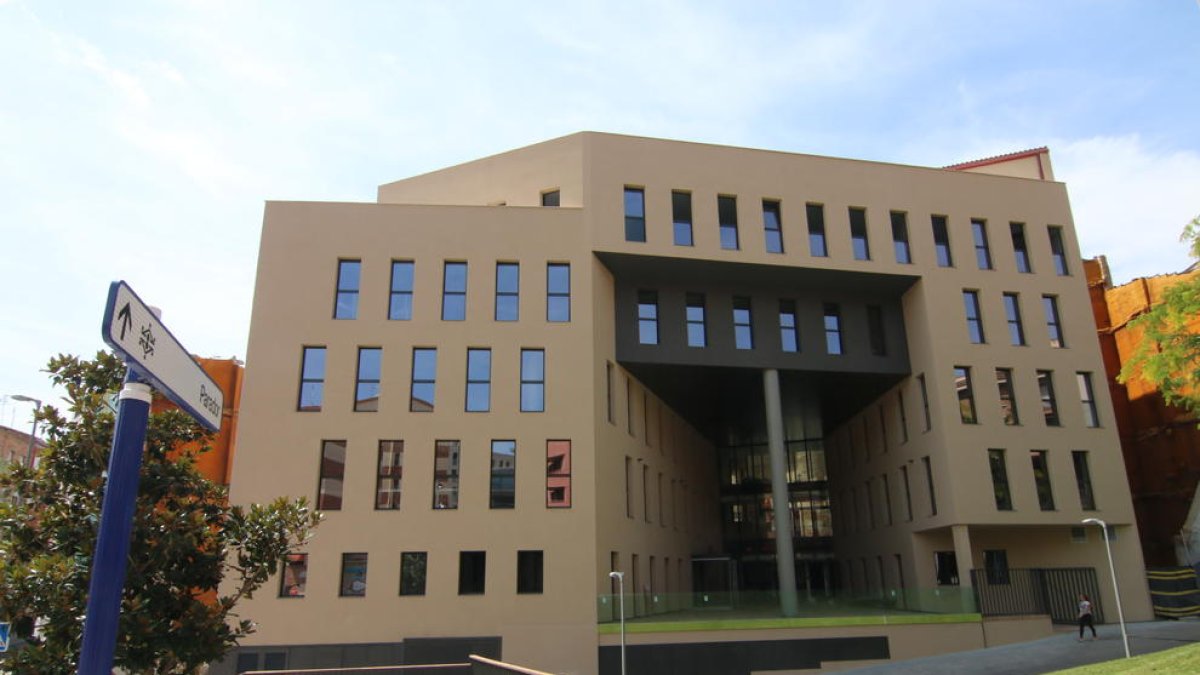 Imatge de la nova seu d’Ilerna, amb un gran porxo com a element característic.