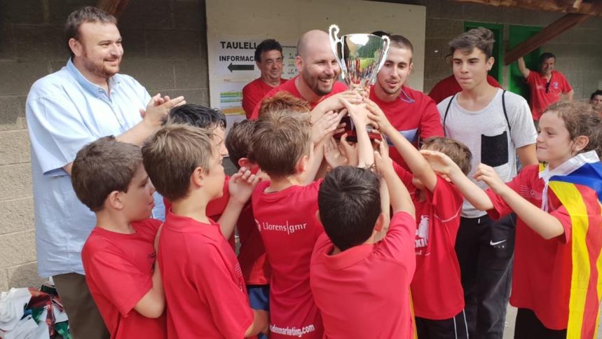 L’alcalde de Rialp, Gerard Sabarich, en l’entrega de trofeus.