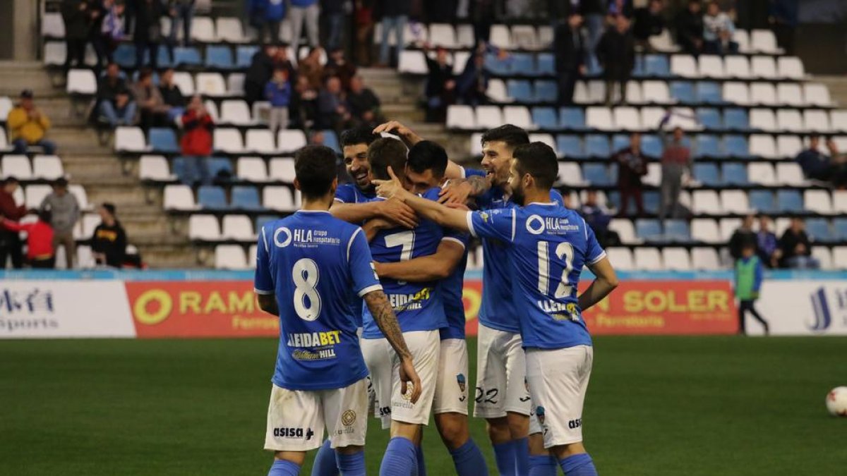 Jugadors del Lleida celebren el 3-0 marcat per Javi López dissabte passat davant del València Mestalla.