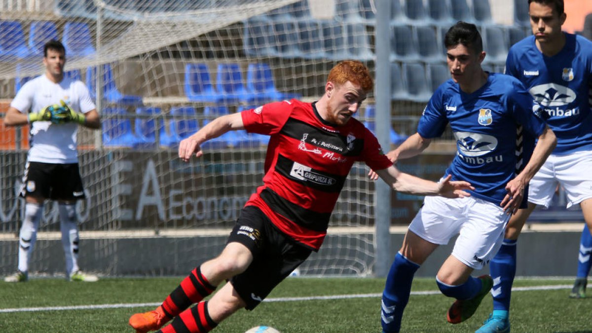 El jugador de l’EFAC Almacelles, Òscar Canadell, intenta anar-se’n d’un rival per buscar la porteria de la Rapitenca.