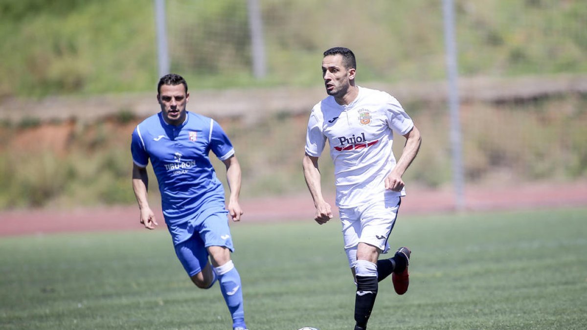 Un jugador del Borges controla l’esfèric davant la pressió d’un jugador del Vista Alegre.