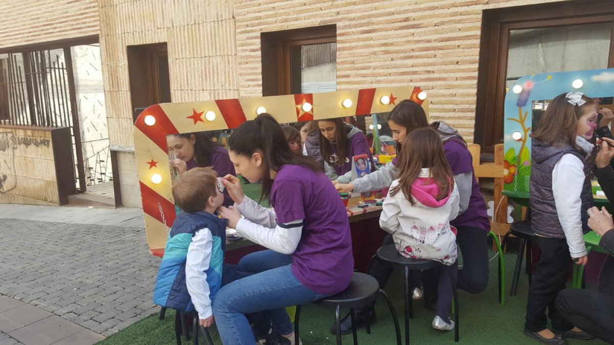 Van pintar la cara a alguns nens i nenes durant la tercera edició del mercat del conte infantil.