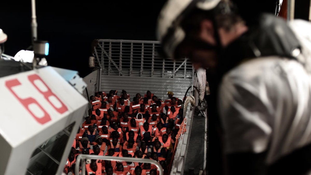 Imagen del rescate de los inmigrantes el pasado lunes de madrugada por el buque Aquarius.