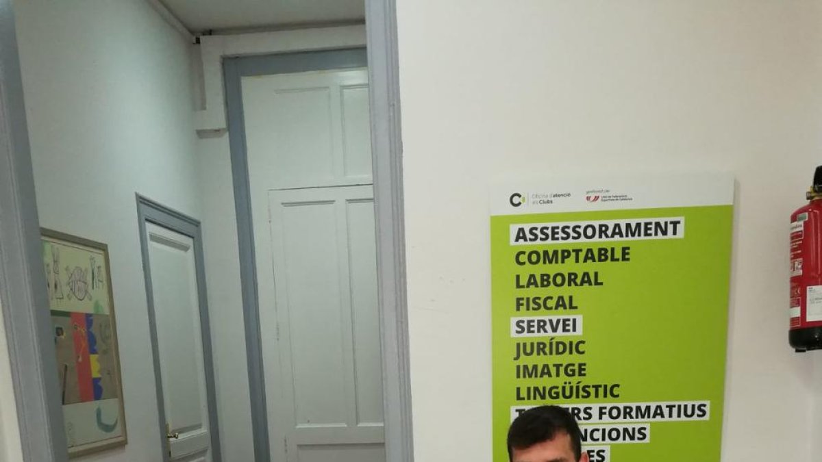 Joan Sanuy, al seu despatx ubicat a l’avinguda del Segre, on atén els clubs.