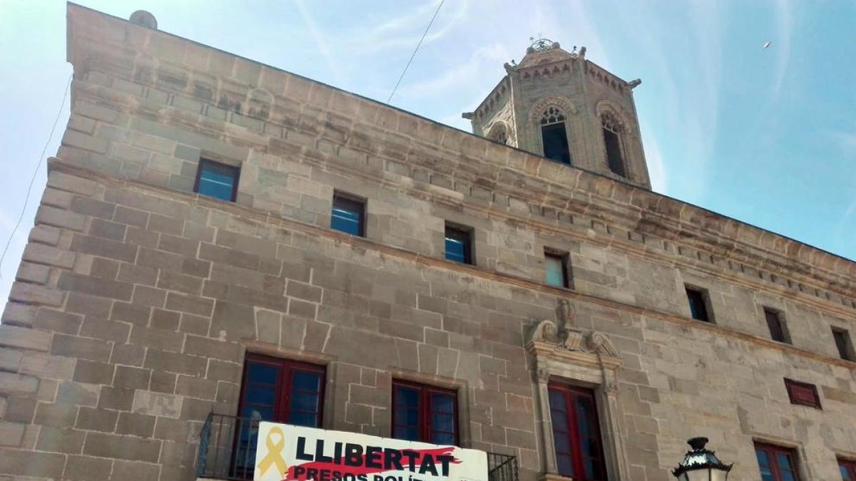 La façana de l’ajuntament de Cervera en una imatge d’ahir.