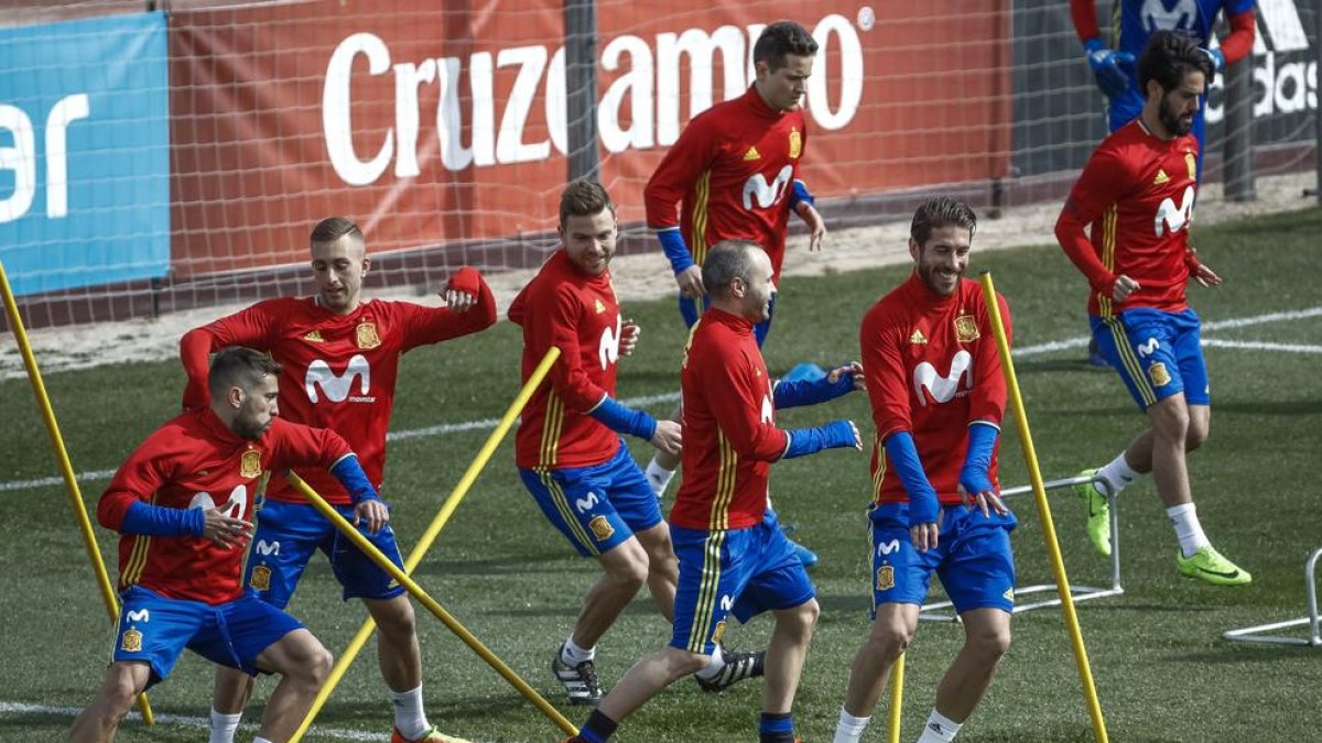 Un moment de l’entrenament de la selecció espanyola, ahir a Las Rozas.